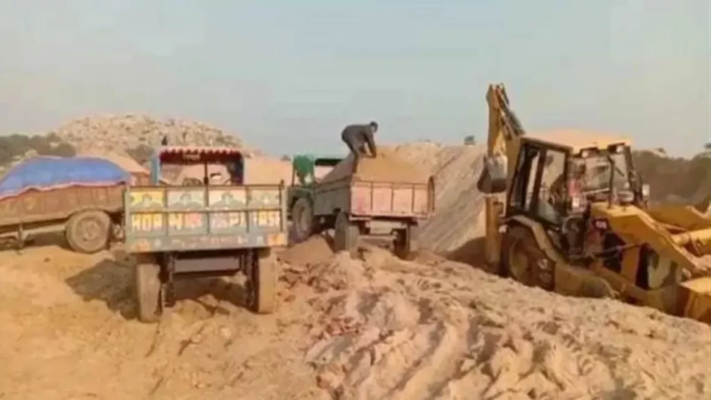 धनबाद में बालू माफिया ने जवानों पर किया हमला, खनन इंस्वेक्टर पर फेंके पत्थर, मोबाइल और गाड़ी को तोड़ा