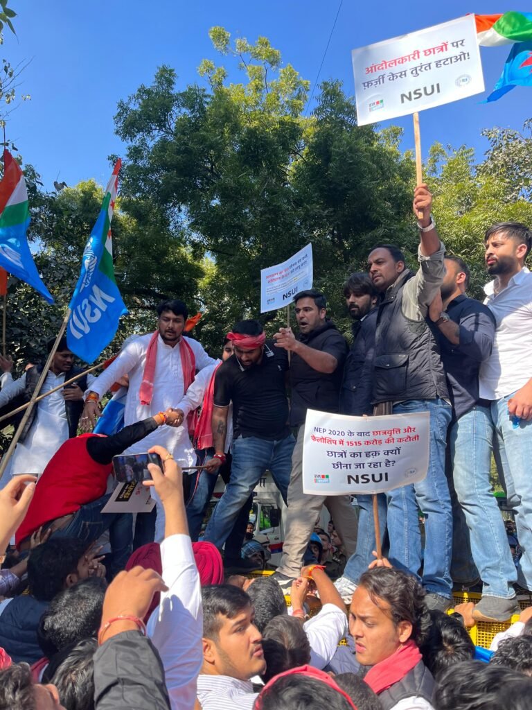 दिल्ली में झारखंड कांग्रेस के पूर्व अध्यक्ष राजेश ठाकुर के बेटे को देखिए कैसे घसीट रही है पुलिस ? महंगाई के ख़िलाफ़ संसद घेरने की मिली सजा ! 2 WhatsApp Image 2024 12 05 at 20.12.07 1