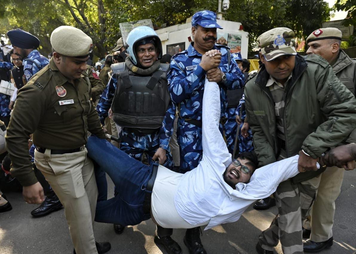 दिल्ली में झारखंड कांग्रेस के पूर्व अध्यक्ष राजेश ठाकुर के बेटे को देखिए कैसे घसीट रही है पुलिस ? महंगाई के ख़िलाफ़ संसद घेरने की मिली सजा ! 1 rajwardhan thakur