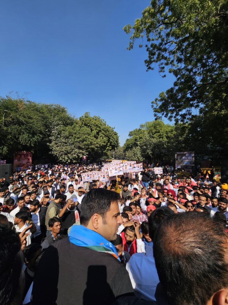 दिल्ली में झारखंड कांग्रेस के पूर्व अध्यक्ष राजेश ठाकुर के बेटे को देखिए कैसे घसीट रही है पुलिस ? महंगाई के ख़िलाफ़ संसद घेरने की मिली सजा ! 3 rajwardhan thakur