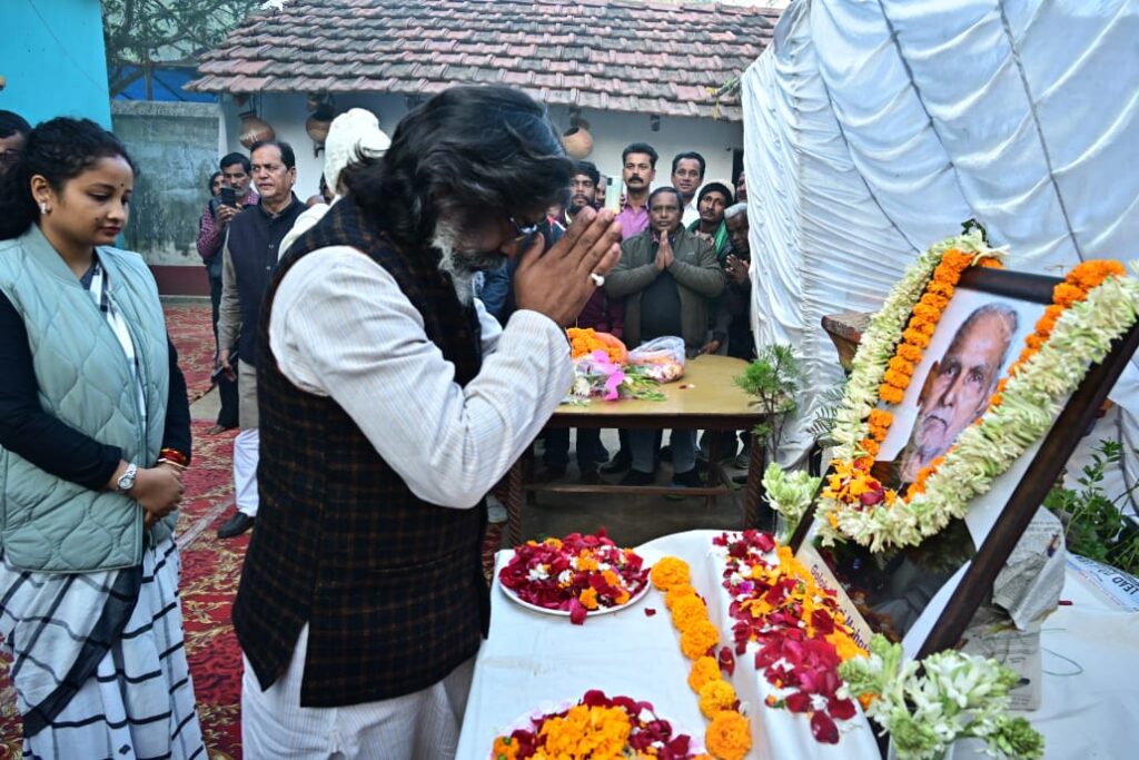 मुख्यमंत्री हेमंत सोरेन और कल्पना सोरेन ने नाला पहुंचकर विधानसभा अध्यक्ष रबींद्रनाथ महतो के दिवंगत पिता को दी श्रद्धांजलि