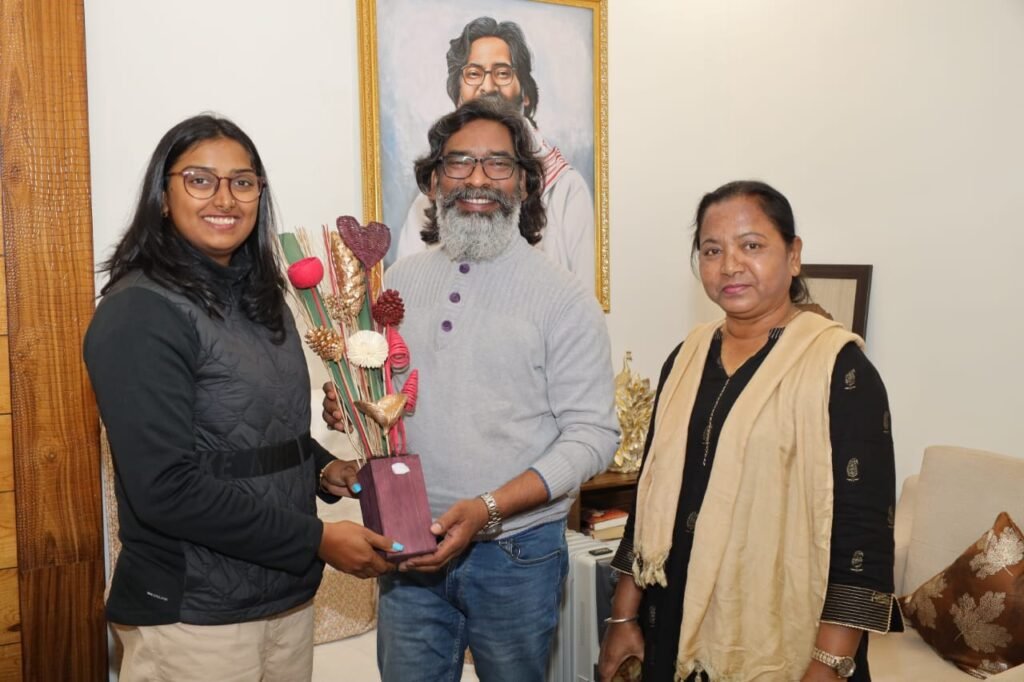 मुख्यमंत्री हेमंत सोरेन से तीरंदाज दीपिका कुमारी और कोच डी साईश्वरी ने की मुलाकात