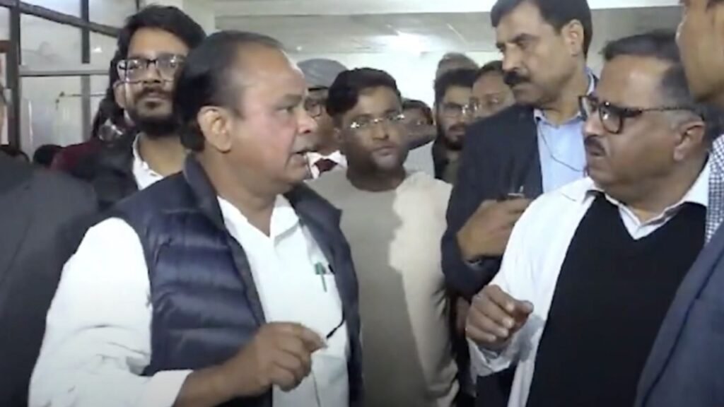 RIMS का 'इलाज' करने पहुंचे डॉक्टर इरफ़ान अंसारी, हालात देख भड़के, 4 OT में एक भी काम का नहीं निकला