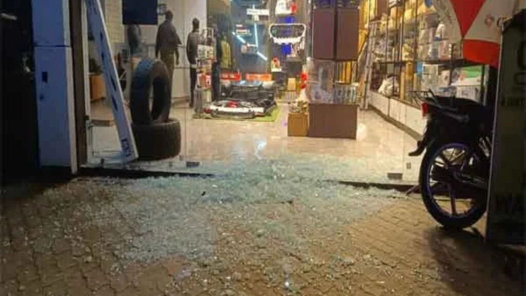 खूंटी में अपराधियों का तांडवः दो शोरूम में की फायरिंग, बाल-बाल बचे सुरक्षा गार्ड
