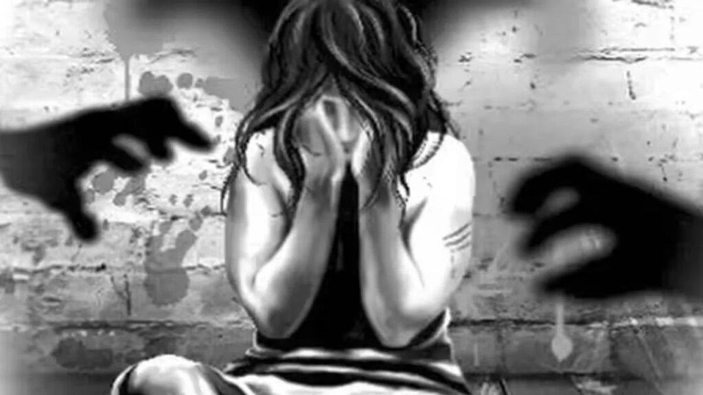शिक्षक ने स्कूल में नाबालिग छात्रा के साथ की गंदी हरकत, ग्रामीणों ने पकड़कर कर दी पिटाई
