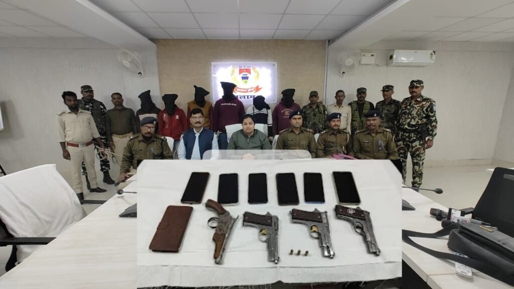 पलामू पुलिस ने क्रेशर मालिकों को मिल रही रंगदारी की धमकी और फायरिंग मामले में 6 अपराधियों को हथियार के साथ किया गिरफ्तार