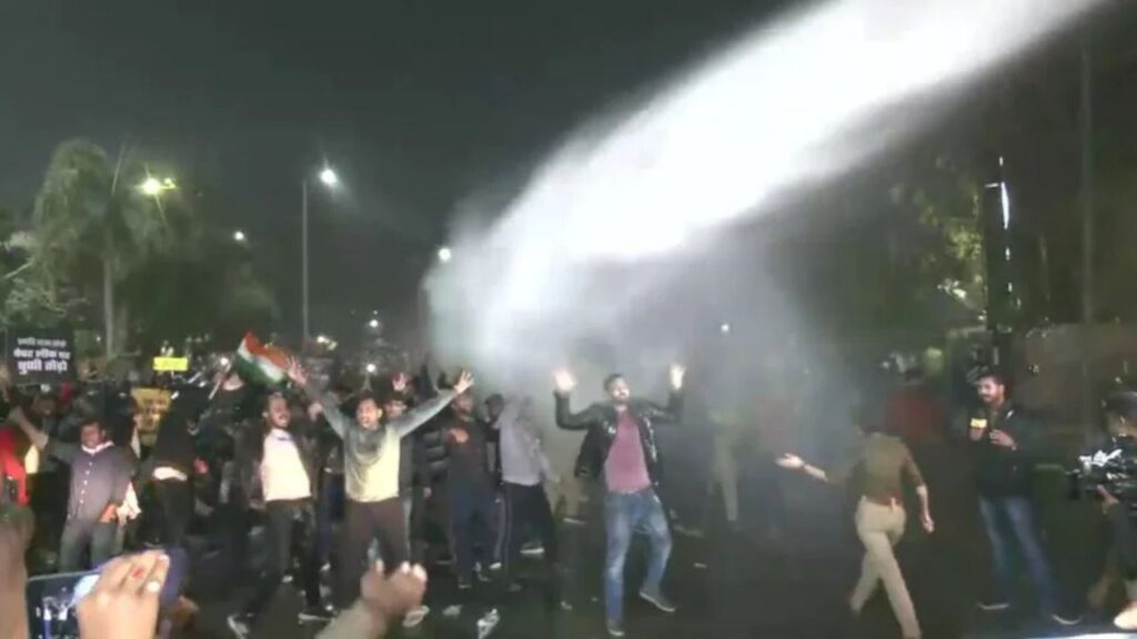 पटना में 70वीं BPSC अभ्यर्थियों की पुलिस के साथ झड़प, सड़क से हटाने के लिए लाठीचार्ज और वाटर कैनन का इस्तेमाल