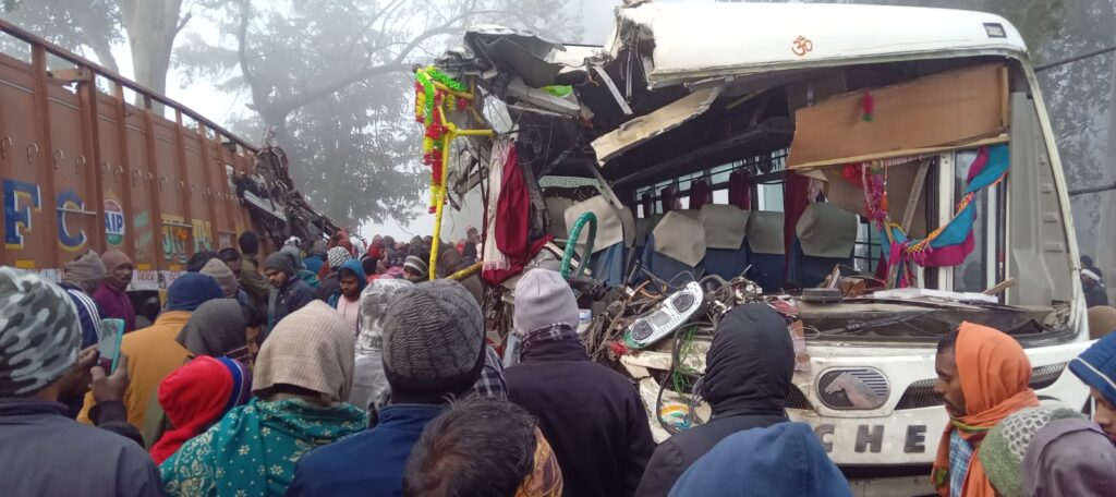 पलामू में भीषण सड़क हादसाः यात्री बस और ट्रक में टक्कर, एक की मौत 15 घायल, 7 यात्री की हालत गंभीर