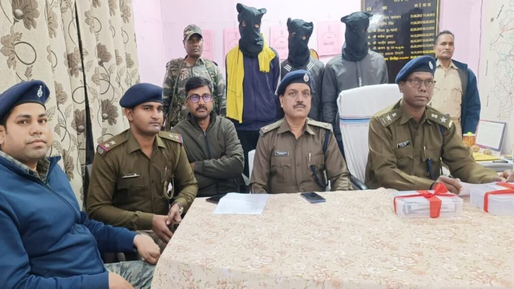 PLFI के तीन नक्सली खूंटी में गिरफ्तार, पुलिस ने हथियार किया बरामद