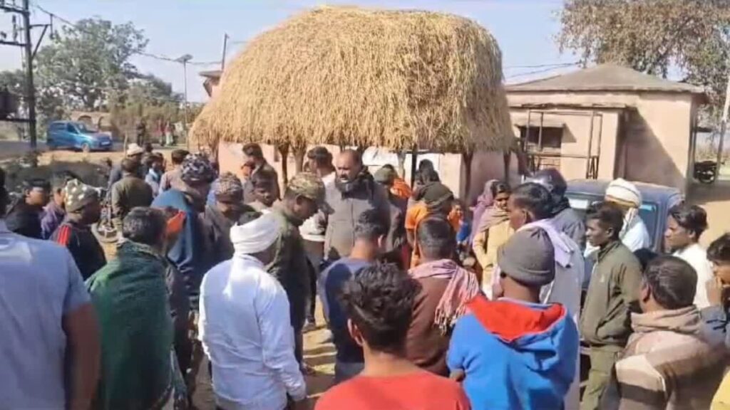 लातेहार में लेवी मांगने आये उग्रवादियों को ग्रामीणों ने जमकर पीटा, एक की मौत, दो को किया पुलिस के हवाले