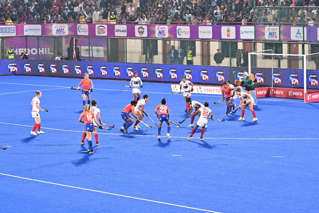 ओडिशा वॉरियर्स ने सूरमा जेएसडब्ल्यू को महिला हॉकी क्लब के फाइनल में दी मात, हेमंत सोरेन और कल्पना सोरेन ने चैंपियन को दी ट्रॉफी 2 53c7f4cb 22b1 4811 9caf c7cc0bc40e31