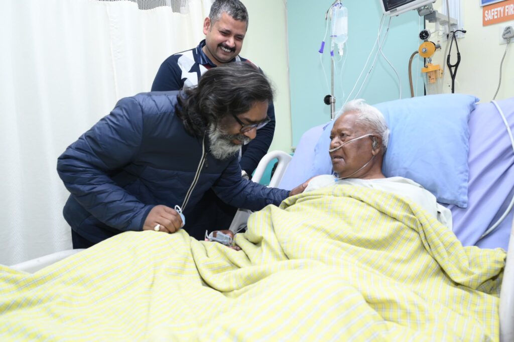 हेमंत सोरेन ने बीजेपी के वरिष्ठ नेता और पूर्व लोकसभा उपाध्यक्ष करिया मुंडा के स्वास्थ्य का अस्पताल जाकर जाना हाल