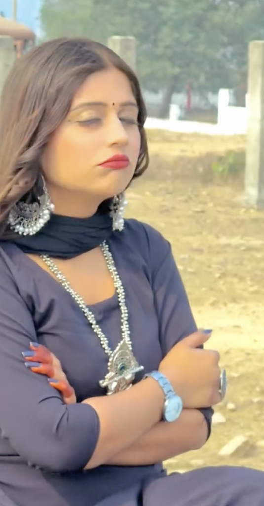 ऑटो वाला गिड़गिड़ाता रहा...वो पीटती रही... गाली देती रही... अब यूपी पुलिस लड़की का उतारेगी 'नशा' या ऑटो वालों की फिर होगी पिटाई ? 3 Screenshot 2025 01 15 at 4.43.10 PM