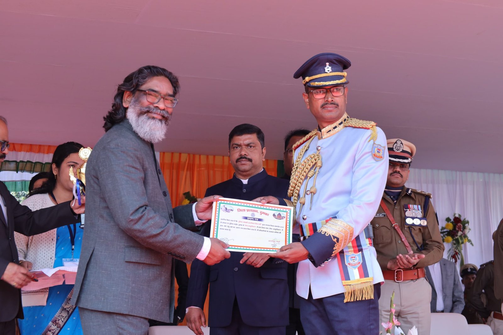 हेमन्त सोरेन ने 76वें गणतंत्र दिवस समारोह के अवसर पर स्वतंत्रता सेनानियों के आश्रितों को किया सम्मानित 2 WhatsApp Image 2025 01 26 at 13.40.19 1 scaled