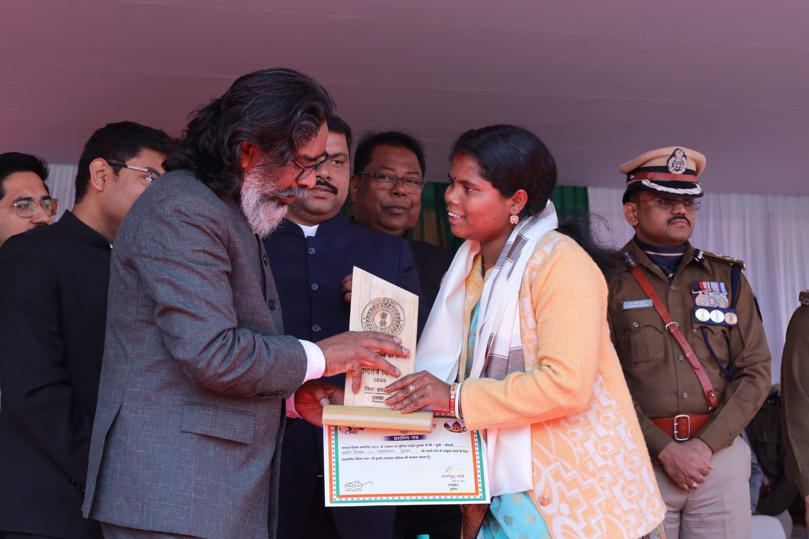 हेमन्त सोरेन ने 76वें गणतंत्र दिवस समारोह के अवसर पर स्वतंत्रता सेनानियों के आश्रितों को किया सम्मानित 3 WhatsApp Image 2025 01 26 at 13.41.43 1 scaled