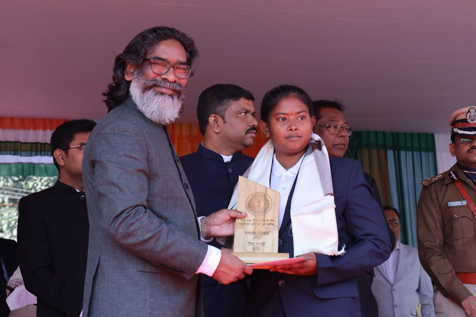 हेमन्त सोरेन ने 76वें गणतंत्र दिवस समारोह के अवसर पर स्वतंत्रता सेनानियों के आश्रितों को किया सम्मानित 7 WhatsApp Image 2025 01 26 at 13.41.43 scaled