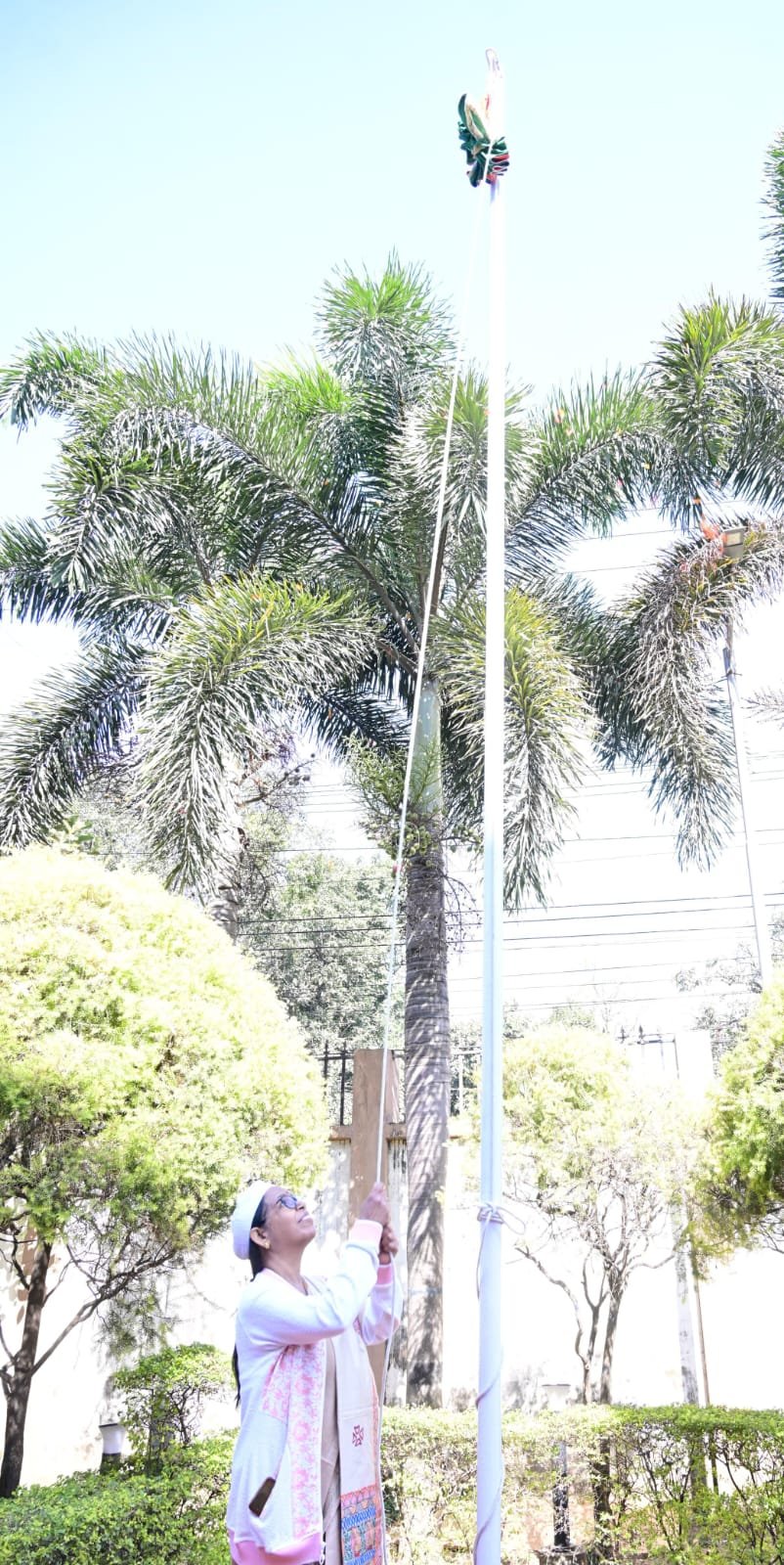 CEO झारखंड के रवि कुमार, सूचना एवं जनसंपर्क उप निदेशक शालिनी वर्मा ने फहराया झंडा 2 WhatsApp Image 2025 01 26 at 15.51.32