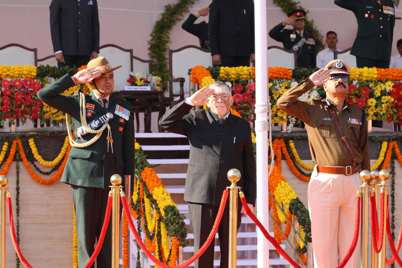 राज्यपाल संतोष गंगवार ने मोरहाबादी में फहराया झंडा, झारखंड को दिया ये संदेश... 1 Santosh Gangwar