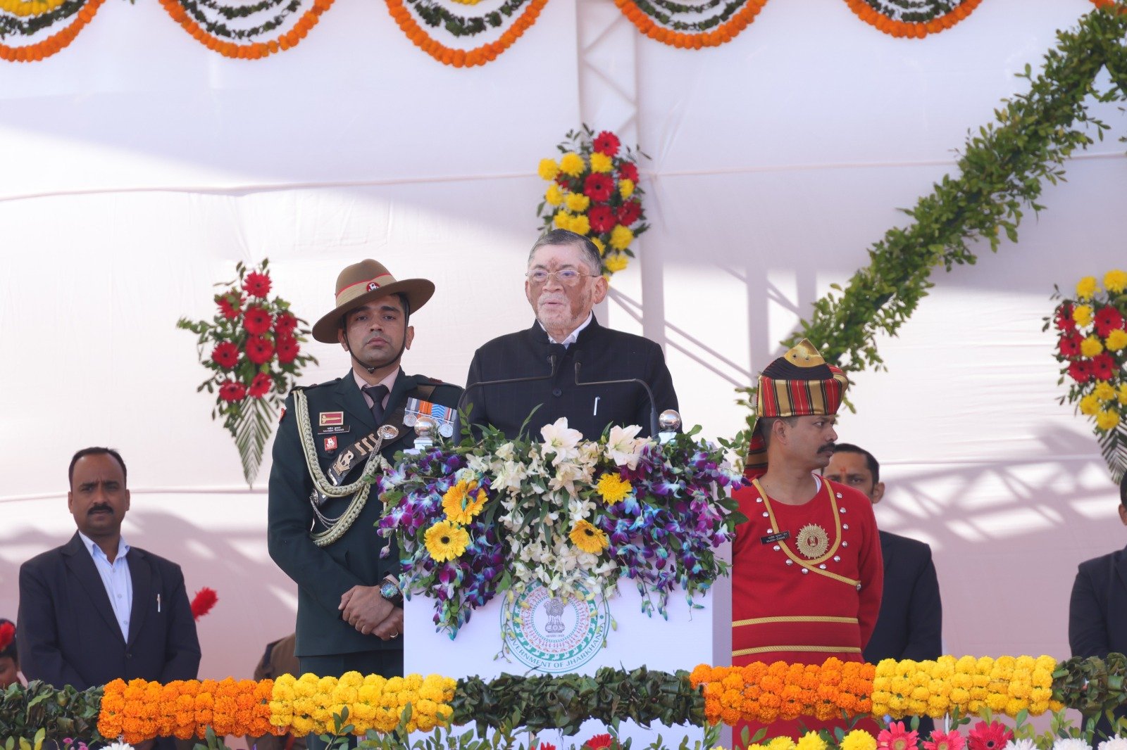 राज्यपाल संतोष गंगवार ने मोरहाबादी में फहराया झंडा, झारखंड को दिया ये संदेश... 2 santosh gangwar