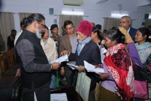 मुख्यमंत्री हेमंत सोरेन ने दुमका में लगाया जनता दरबार, लोगों की समस्याओं को सुनकर किया समाधान 2 eb5e68ca a0ba 4aaf b016 1933f10f5a3a