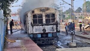 गढवा रोड़ स्टेशन पर ट्रेन के बोगी में लगी आग, बरकाकाना-मुगलसराय रूट पर परिचालन बाधित 2 fb28dfb6 0842 4151 b8e6 6c9433961f0b