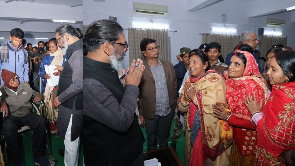 मुख्यमंत्री हेमंत सोरेन ने दुमका में लगाया जनता दरबार, लोगों की समस्याओं को सुनकर किया समाधान