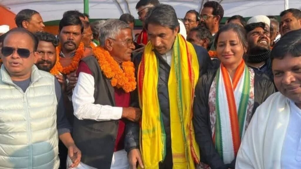 पूर्व विधायक उमाशंकर अकेला की कांग्रेस में घर वापसी, प्रदेश प्रभारी गुलाम अहमद मीर ने दिलाई सदस्यता