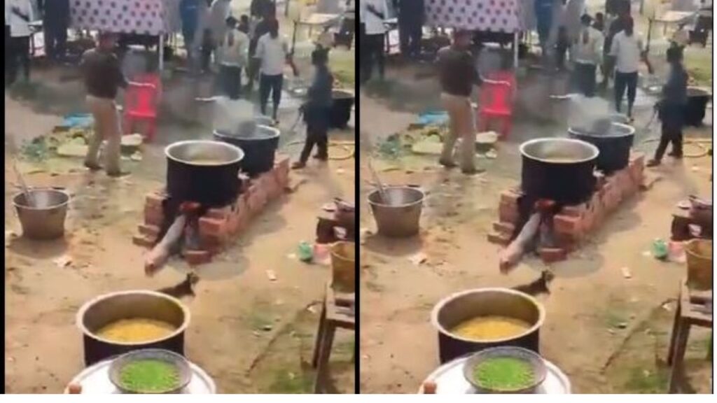 महाकुंभ में श्रद्धालुओं के लिए बने रहे खाने में इंस्पेक्टर ने डाला बालू, देखें VIDEO