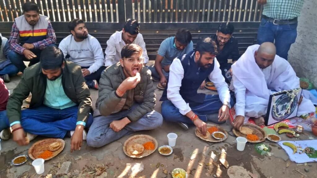 JPSC अभ्यर्थियों का अनोखा प्रदर्शन, पिंडदान और ब्रह्म भोज कर सरकार पर साधा निशाना