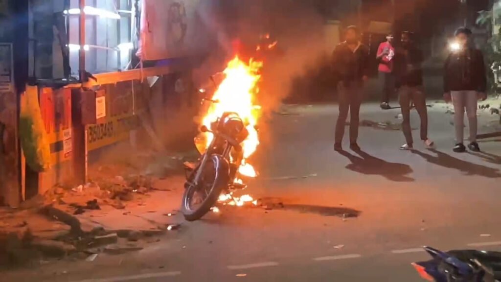 वैलेंटाइन डे पर प्रेमी-प्रेमिका में हुआ झगड़ा, ब्वॉयफ्रेंड ने बुलेट में लगा दी आग