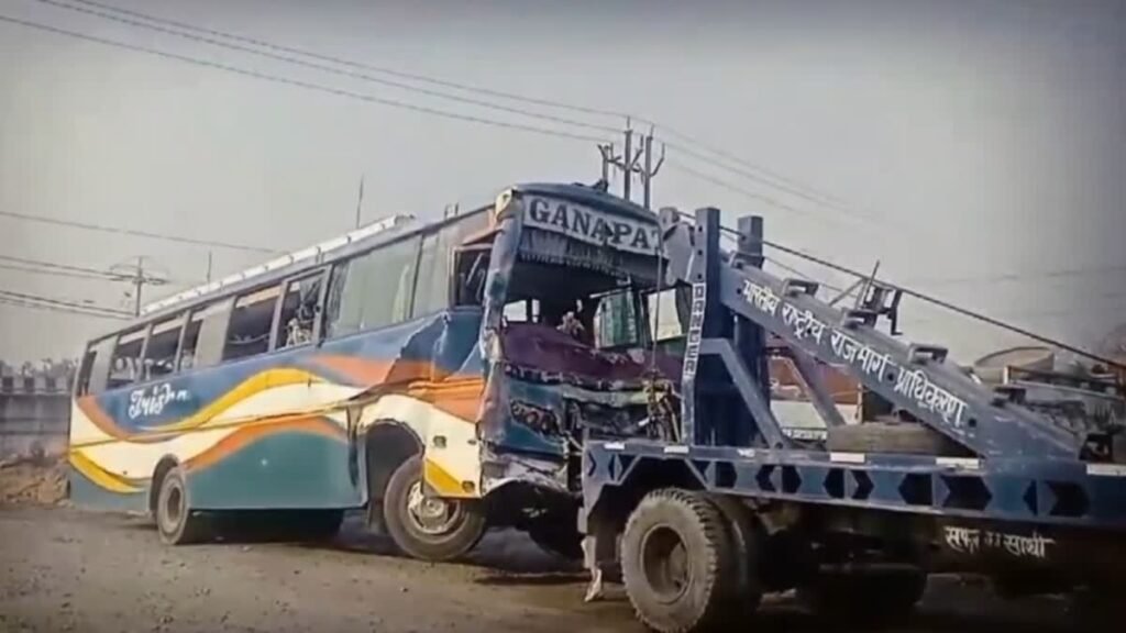 महाकुंभ में स्नान कराकर लौट रही श्रद्धालुओं से भरी बस दुर्घटनाग्रस्त, 12 से अधिक घायल