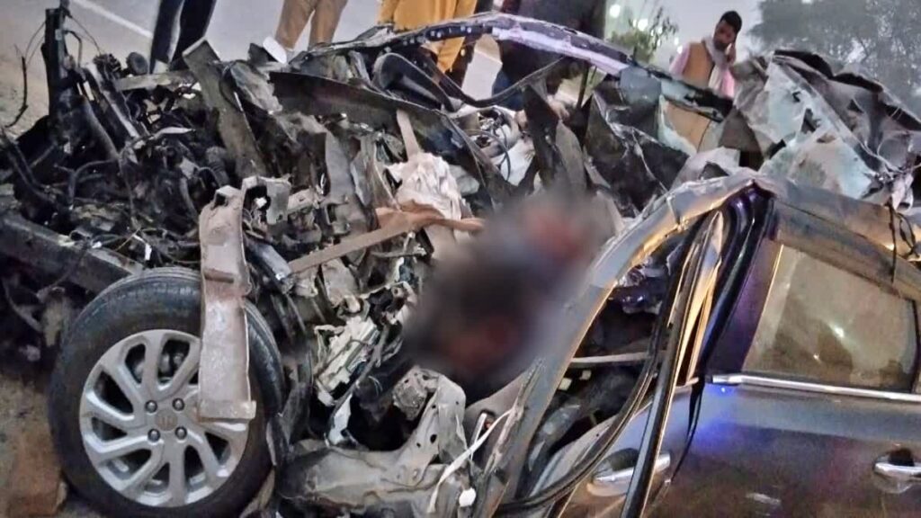 बिहार में भीषण सड़क हादसे में 6 लोगों की मौत, महाकुंभ से लौट रही कार ने ट्रक में मारी टक्कर