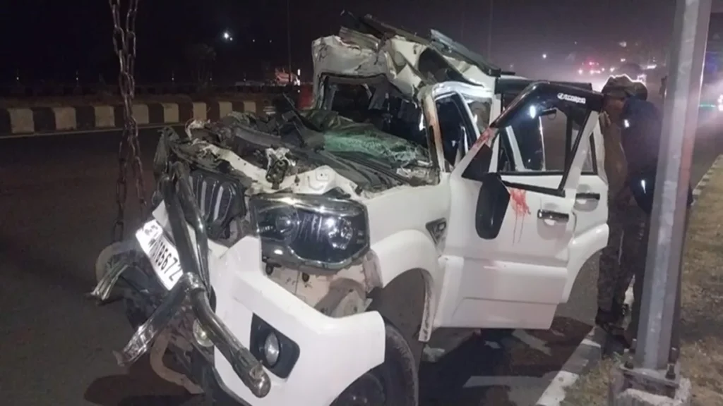 धनबाद में भीषण सड़क हादसा, महाकुंभ में स्नान करने जा रहे 4 लोगों की दर्दनाक मौत, चार लोग गंभीर रूप से जख्मी