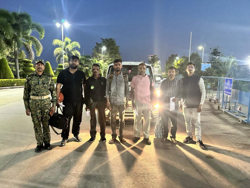 मुख्यमंत्री हेमंत सोरेन के आदेश पर टनल में फंसे श्रमिकों के परिजनों को हवाई जहाज से लेकर पदाधिकारी तेलंगाना रवाना