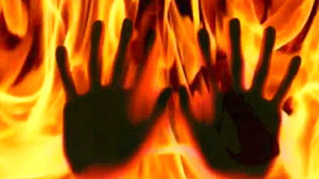 पैसे चोरी नहीं करने और पढ़ाई के लिए डांटा तो नाबालिग बेटे ने सोते हुए पिता को जिंदा जला दिया