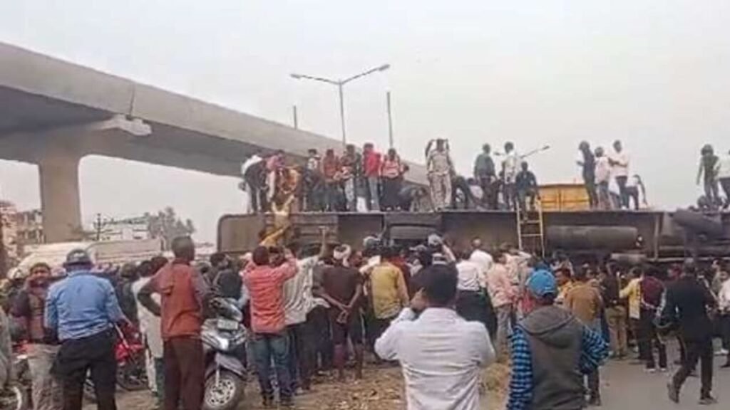 पटना के जीरो माइल पर महाकुंभ से आ रही बस पलटी, एक दर्जन से ज्यादा श्रद्धालु घायल