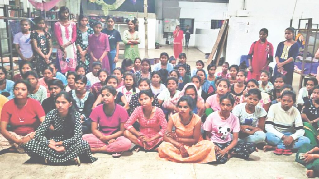 धनबाद की 100 से ज्यादा लड़कियां पश्चिम बंगला के दक्षिण 24 परगना में 15 दिनों से कंपनी के अंदर बंद