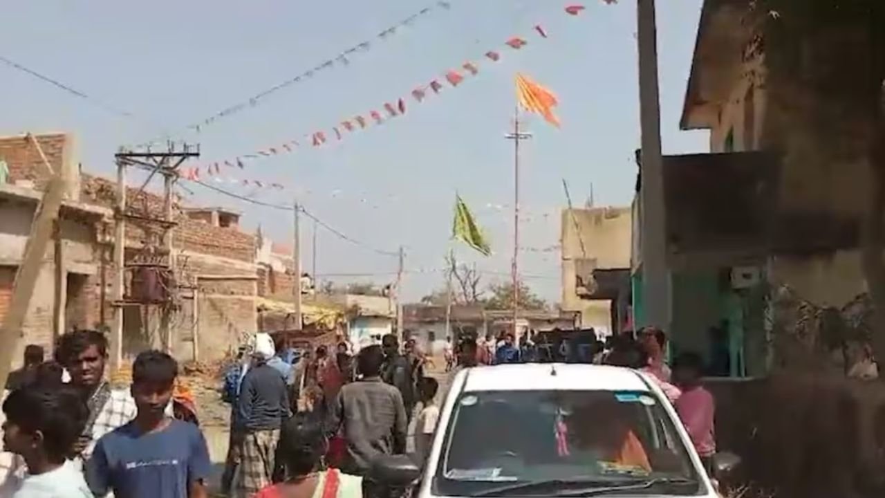 हजारीबाग में शिवरात्रि पर दो गुटों में हिंसक झड़प, जमकर हुई पत्थरबाजी, बाइक में लगाई गई आग, कई घायल 2 hazaribagh clashes