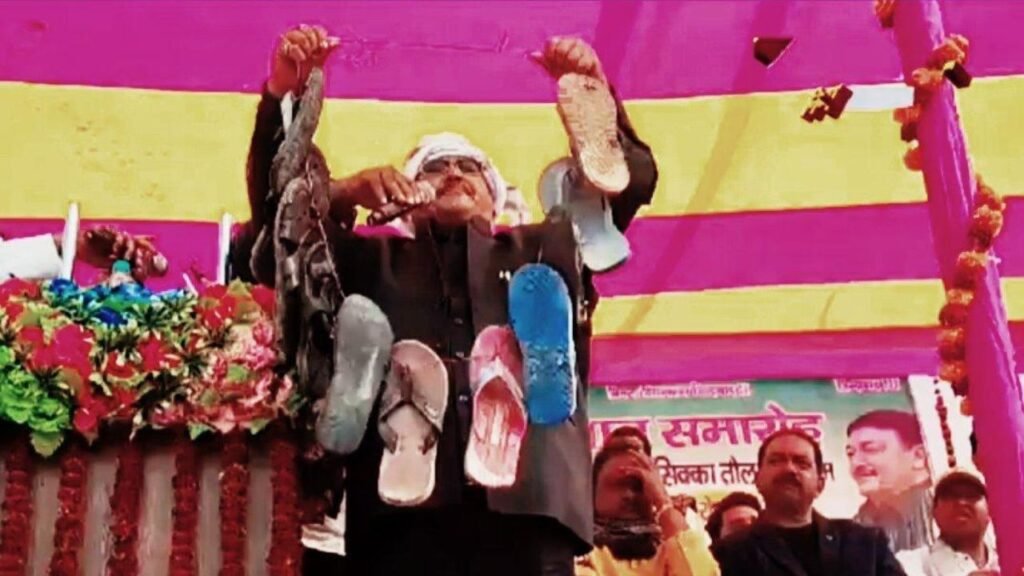 मंच पर जूते-चप्पल की माला लेकर पहुंचे नीतीश सरकार के पूर्व मंत्री, 64 मंदिर बनाने वाले मुस्लिम नेता ने जानिये क्यों किया ऐसा काम