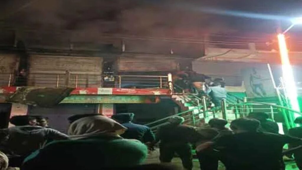 पलामू के फैंसी मॉल में लगी आग, सारा सामान जलकर खाक, मालिक को साजिश की आशंका