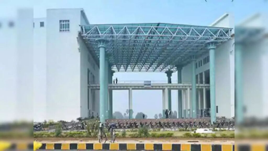 पटना IIT के छात्र ने हॉस्टल के छत ले लगाई छलांग, मृतक थर्ड ईयर का था छात्र