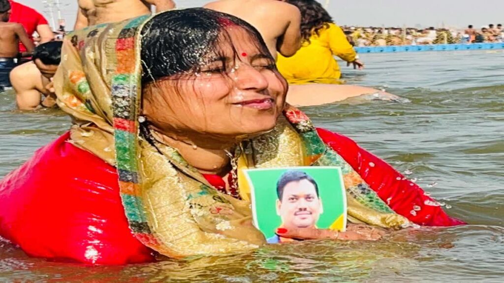 चचेरे भाई की हत्या के आरोपी पति की तस्वीर के साथ बीजेपी विधायक रागिनी सिंह ने महाकुंभ में किया स्नान