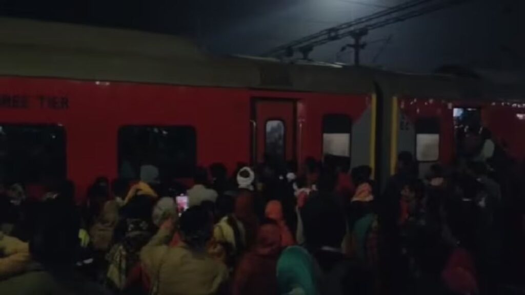 बिहार में भीड़ के कारण ट्रेन पर नहीं चढ़ सके यात्री, संपूर्ण एक्सप्रेस में की तोड़फोड़, AC बोगी को भी नहीं छोड़ा