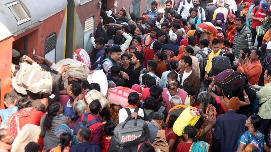भीड़ ने कर लिया ट्रेन पर कब्जाः नहीं जा पाएं महाकुंभ, यात्री ने मांगा 50 लाख रुपये का रेलवे से मुआवजा