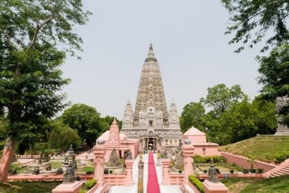 गया के महाबोधि मंदिर परिसर से दो संदिग्ध गिरफ्तार, बोधगया मंदिर अधिनियम 1949 को लेकर हो रहे विरोध प्रदर्शन के बीच हुई घटना