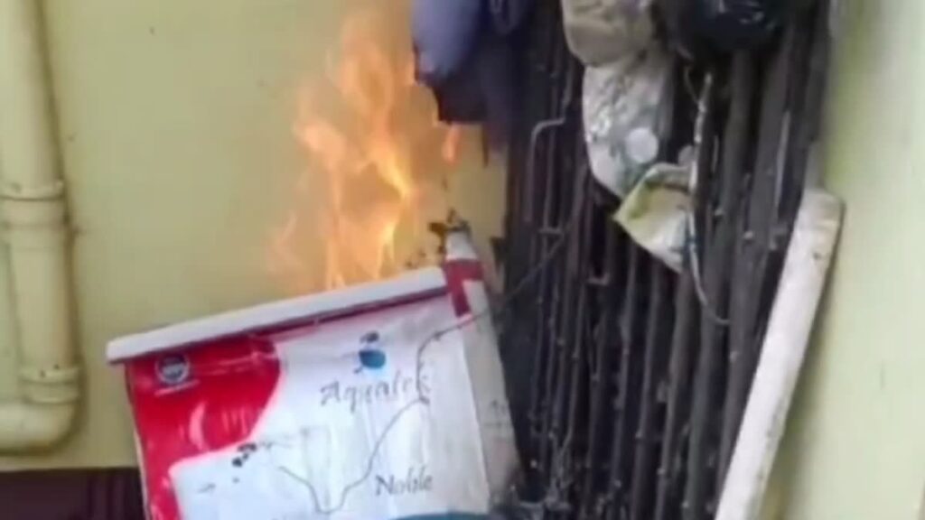 एक घर में अचानक आग लगना बना रहस्य, घर के कपड़े और सामान जलकर हो जा रहे हैं खाक