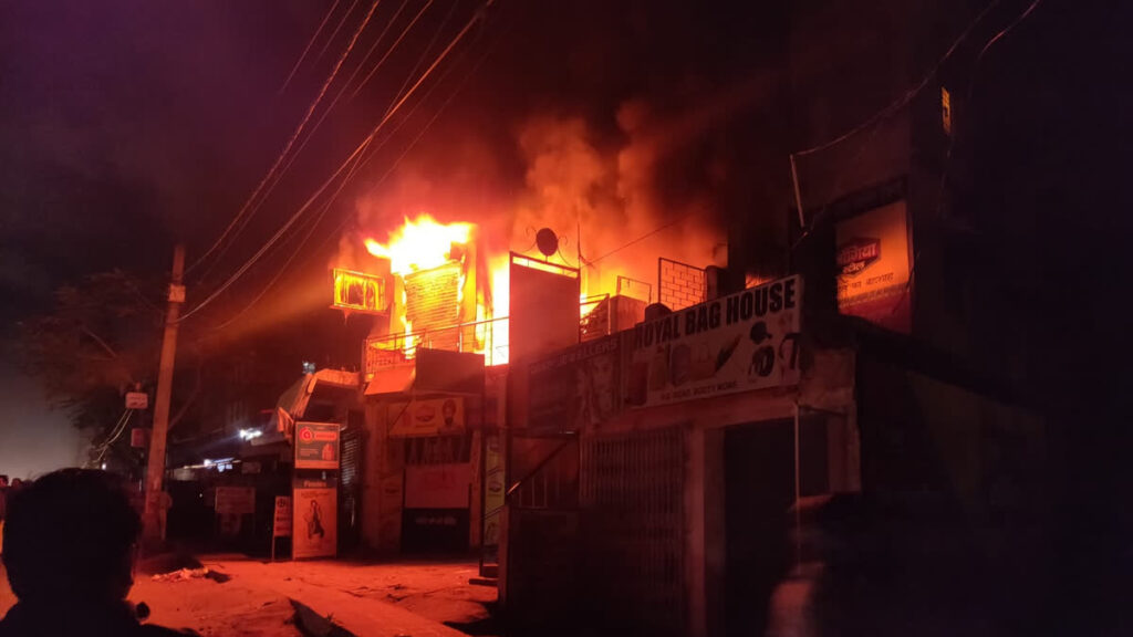 रांची के कपड़ा दुकान में लगी भीषण आग, आगलगी की घटना के बाद मची अफरातफरी