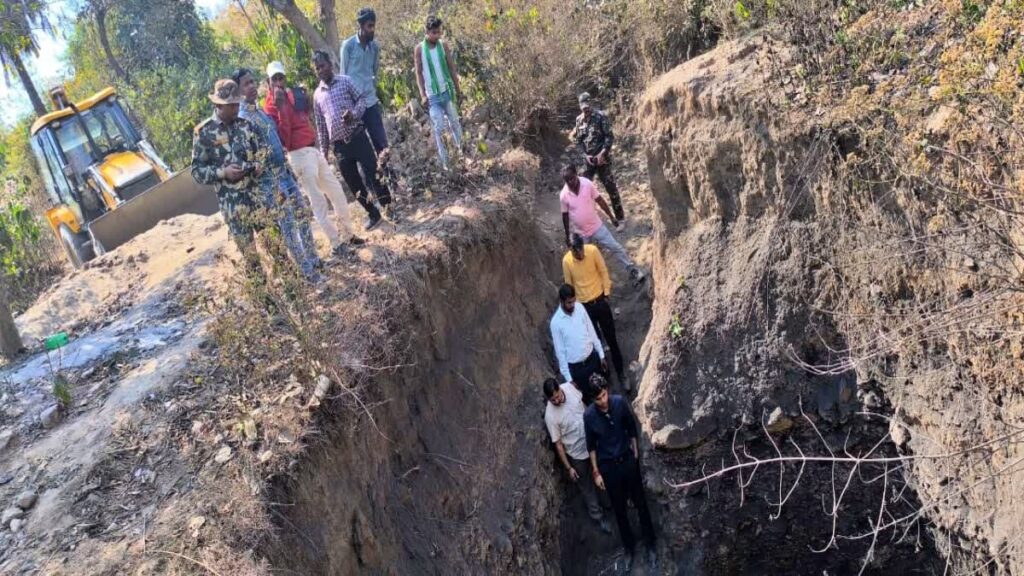 अवैध कोयला खनन के खिलाफ कार्रवाई, दुमका में दस कोयला खदानें और सुरंग बंद किये गए