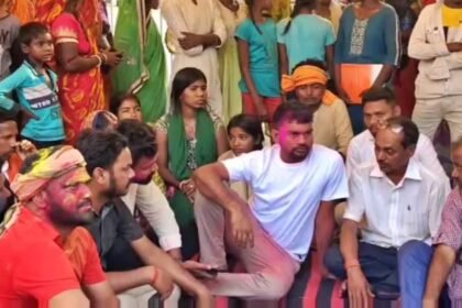 Dhanbad में आउटसोर्सिंग कंपनी के हैवी ब्लास्टिंग से एक व्यक्ति की मौत, जयराम महतो BCCL कार्यालय के सामने धरने पर बैठे