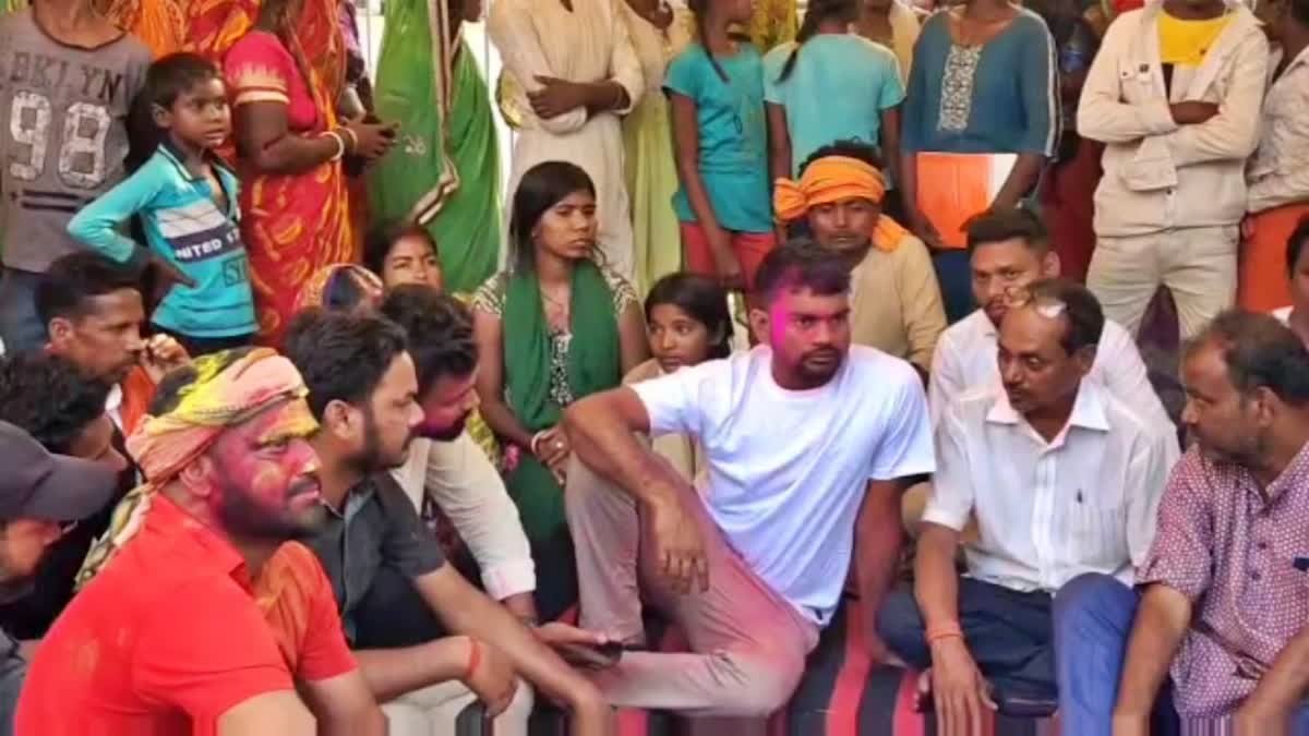 Dhanbad में आउटसोर्सिंग कंपनी के हैवी ब्लास्टिंग से एक व्यक्ति की मौत, जयराम महतो BCCL कार्यालय के सामने धरने पर बैठे